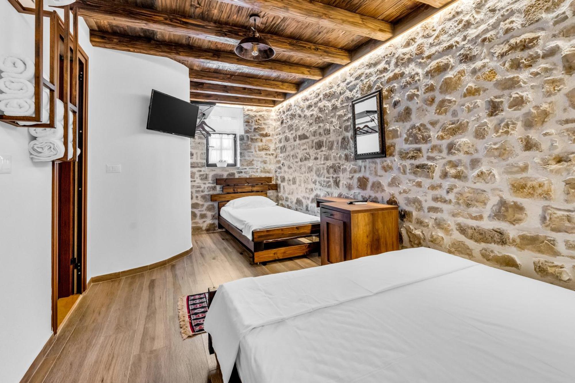 Hotel Bohem Berat Exteriör bild